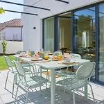 Luxury By The Sea W Salty Pool, By Timecooler Villa
